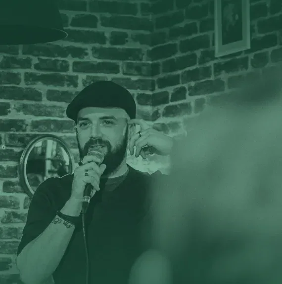 Artiste au micro lors d'un Open Mic au Cutshop Mons